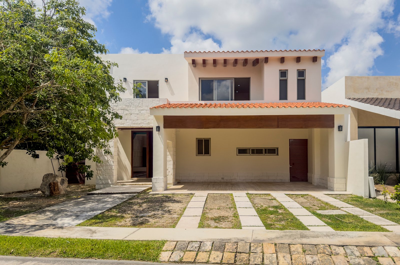 2034- Casa-en-venta-ubicada-en-Cholul-de-4-habitaciones-alberca-en-privada (4).jpg